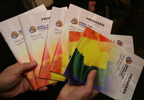Akcijos organizatoriai prezidentūros kanceliarijoje įteikė 14,5 tūkst. parašų.