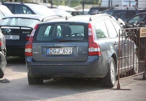 Pareigūno automobilis po avarijos