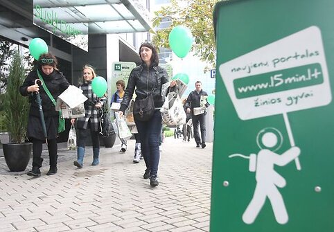 Vilniaus „15min“ komanda 5-ojo gimtadienio proga dalijo laikraščius, saldainius ir šypsenas.