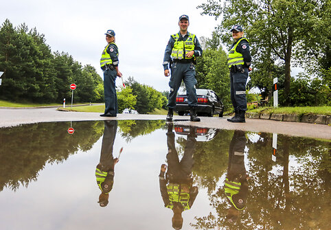 Rytinis reidas Vilniuje: ma&scaron;iną palikęs vairuotojas spruko nuo pareigūnų
