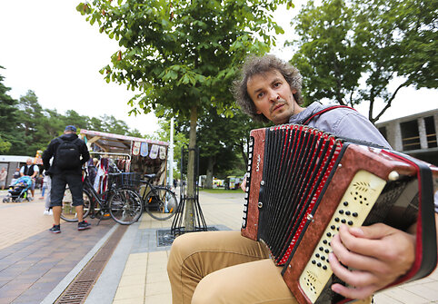 Palangos gatvėse dažnai groja gatvės muzikantai