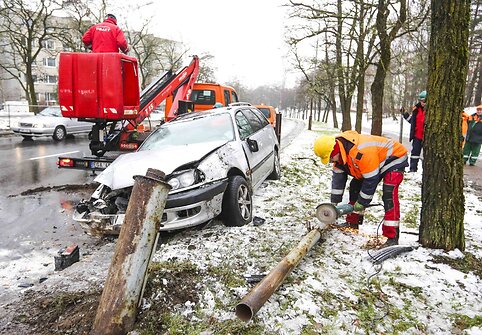 Vilniuje vertėsi &bdquo;Toyota Avensis&ldquo;, nukentėjo vairuotojas