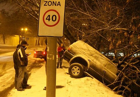 Vilniuje, Maironio g. automobilis Toyota pakibo ant upės skardžio.
