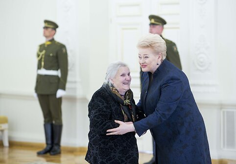 Prezidentė Dalia Grybauskaitė pasveikino ir ordino &bdquo;Už nuopelnus Lietuvai&ldquo; medaliu apdovanojo daugiavaikes motinas