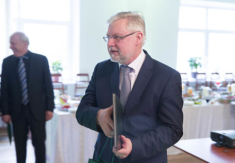 Lietuvos edukologijos universitete akademikai kelia taurelę už profesoriaus jubiliejų