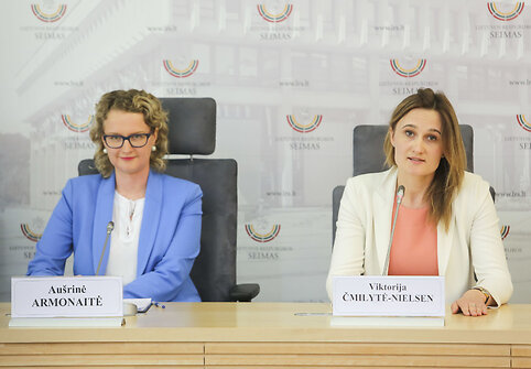 Au&scaron;rinė Armonaitė ir  Viktorija Čmilytė-Nielsen
