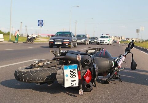 Du žmonės buvo sužaloti trečiadienio pavakare Vilniuje susidūrus motociklui ir dviratininkui.
