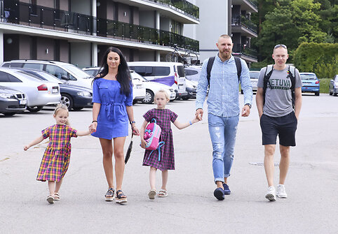 Deividas Gailius su žmona Jolita Gaile ir atžalomis, Mindaugas Girdžiūnas