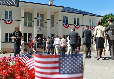 JAV ambasadorės rezidencijoje kviestiniai svečiai i&scaron; anksto at&scaron;ventė Liepos 4-ąją.