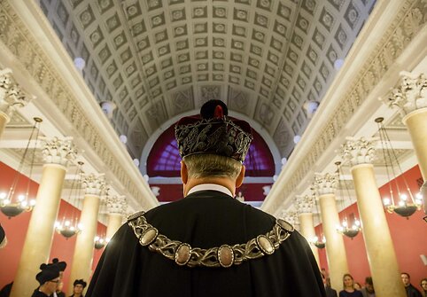 VU Senato ceremonijoje suteiktas garbės daktaro vardas profesoriui Tomui Venclovai