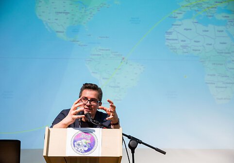 Vilniaus Jono Basanavičiaus progimnazijos ir Vilniaus Jono Basanavičiaus gimnazijos moksleiviai bandė susisiekti su TKS astronautais