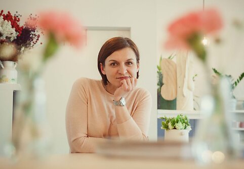 Loreta iš gėlių buria mamoms: prieš šventę IT įmonę palikusią floristę užplūdo užsakymai