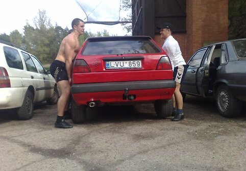Susilažino ir pabandė pakelti automobilį. I&scaron; kairės Artūras, i&scaron; de&scaron;nės Andrius