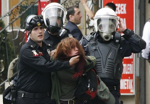 Stambule policija vaiko mitingo dalyvius.