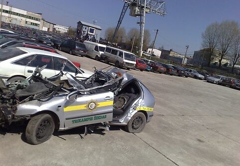 Saugos tarnybos automobilis po avarijos.