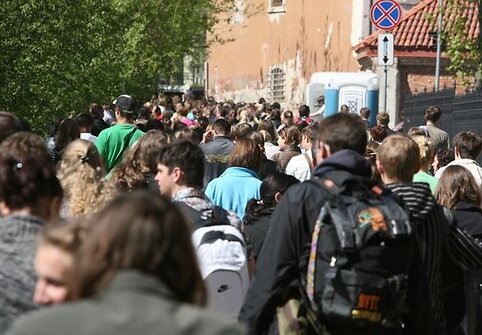 Jaunuoliai dalyvauja bendrose pamaldose, teminiuose užsiėmimuose, rengiamos ekskursijos po miestą.