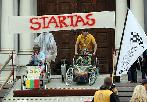 Vienas iš šventės renginių – Kauno „Rotaract“ klubo BOX-CAR varžybų paradas.