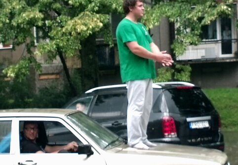 Patvinusioje Minties gatvėje užgeso "Audi" automobilis, ant variklio dangčio i&scaron;sirop&scaron;tęs vairuotojas laukė pagalbos.