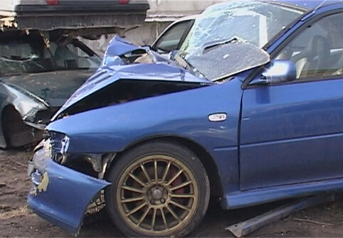 Sudaužytas policininko automobilis &bdquo;Subaru Impreza&ldquo;
