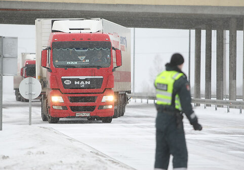 Slidinėjantis transportas ir avarijos padariniai Minsko plente