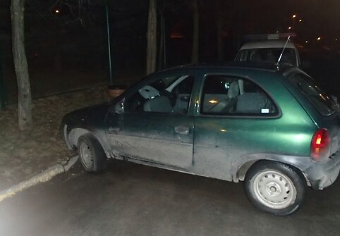 Po gaudynių apgadintas automobilis