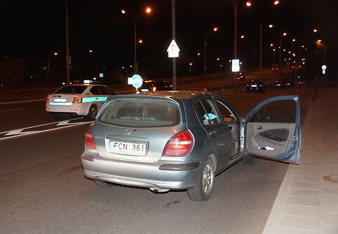 Reido akimirka: &bdquo;Nissan Almera&ldquo; su žieminėmis padangomis ir mechaninėmis pavaromis.