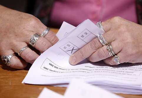Airiai antrajame referendume pritarė Europos Sąjungos reformų sutarčiai.