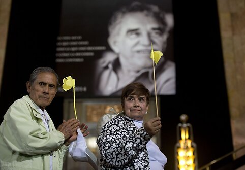 Gabrielio Garcia Marquezo gimtinėje Kolumbijoje ir Meksikoje, kur jis gyveno pastaruoju metu, žmonės atiduoda pagarbą praėjusią savaitę mirusiam ra&scaron;ytojui. 
