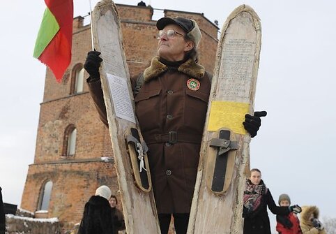 Pirmąją naujų metų dieną Gedimino pilies bokšte Vilniuje kariai tradiciškai iškėlė Lietuvos trispalvę, bokšte plevėsuosiančią 2010 metais.