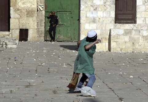 Palestiniečiai jaunuoliai akmenimis ir kitais daiktais apmėtė pareigūnus Jeruzalėje