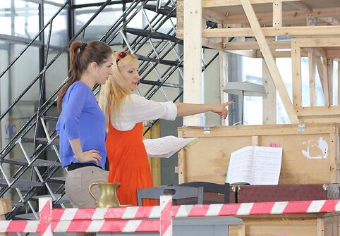 Jūratė Sodytė-Bradauskienė &bdquo;Eugenijaus Onegino&ldquo; repeticijos metu, Sankt Peterburgo Michailovskio teatro pastatymas.
