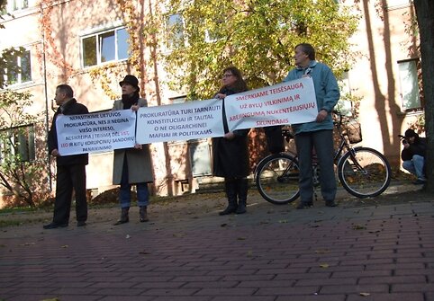 Jungtinio demokratinio judėjimo atstovai piketuodami i&scaron;rei&scaron;kė nepasitenkinimą prokuratūros darbu.