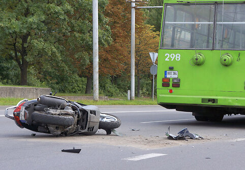 Motoroleris atsitrenkė į troleibusą