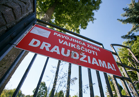 Ženklai bažnyčios teritorijoje