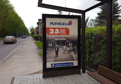 Paroda viešojo transporto stotelėje