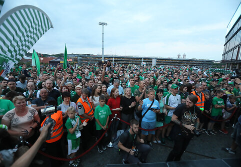 &bdquo;Žalgiriečius&ldquo; lauke sveikino gerbėjai