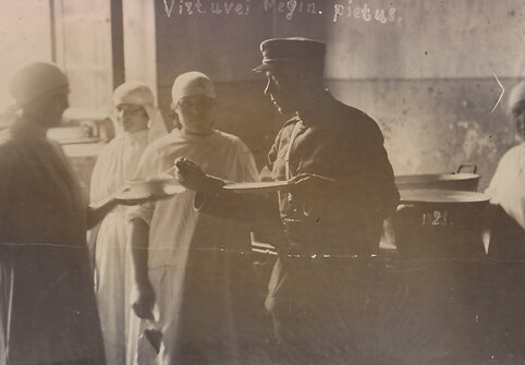 Lietuvos kariuomenės I-ojo Atskiro lazareto virtuvėje. Budintis karininkas ragauja pietus. Kaunas, apie 1920 m.