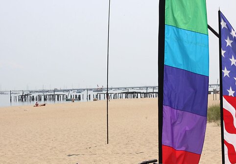 Atvykus į miestą pasitinka vaivoryk&scaron;tės spalvų ir Amerikos vėliavos.