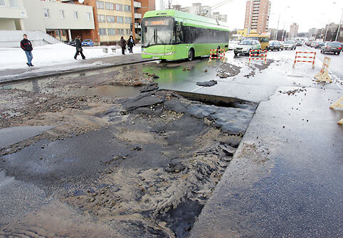 &Scaron;ioje, Sukilėlių prospekto vietoje, trūkus vamzdžiui į gatvę pasipylė vandens purslai.