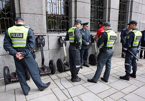Kauno policijai perduoti 4 riedžiai
