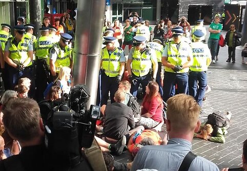 Gamtininkų protestai prie Oklando televizijos bok&scaron;to