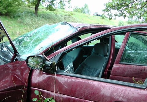 Nuo skardžio nuskridęs automobilis