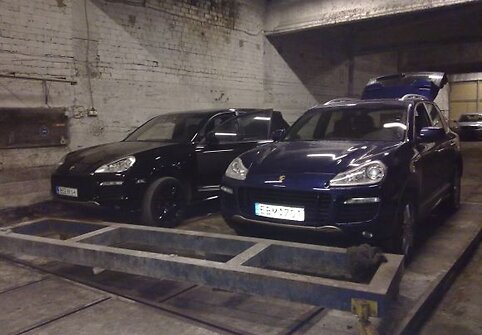 Automobiliai, rasti Karkazų kaime