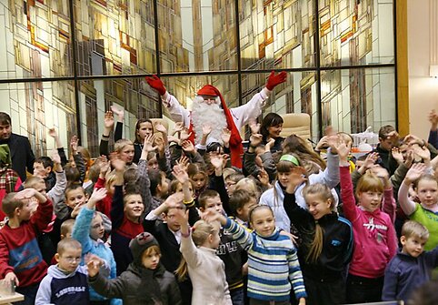 Tikrasis Kalėdų Senelis su vaikais