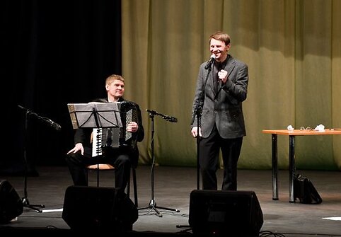 Aktorius R.Kazlas skaito poeto Vlado &Scaron;imkaus eiles