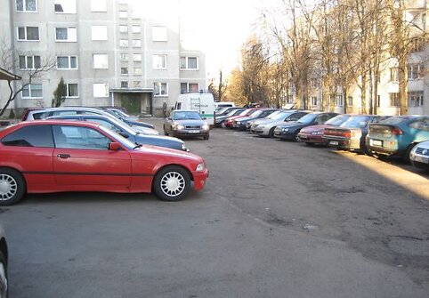 Iš visų, kieme stovėjusių mašinų, sveikomis padangomis liko vos kelios
