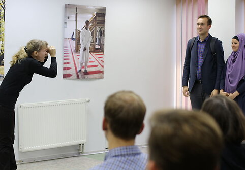 Kaune parodyto forumo teatro &bdquo;4ROOMS&ldquo; spektaklio-diskusijos &bdquo;Ką rei&scaron;kia būti musulmonu Lietuvoje?&ldquo; akimirka