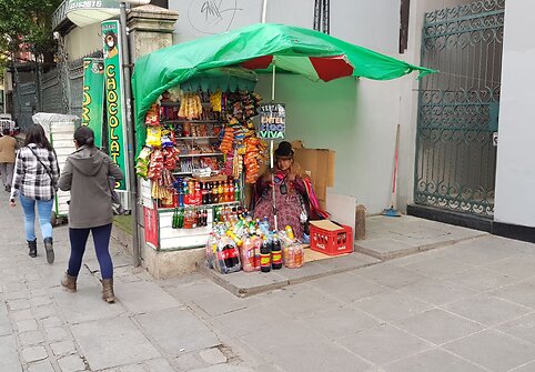 Vietinis kioskas ir pardavėja Bolivijoje