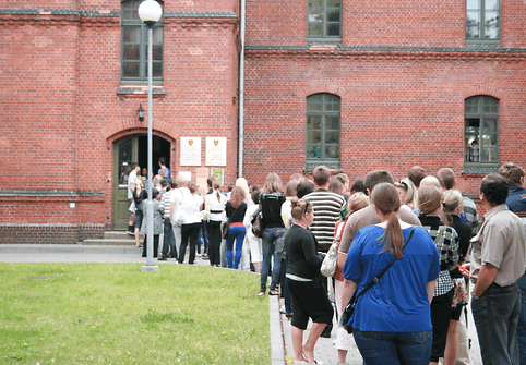 Penktadienį Klaipėdos universitete - jaunuolių sujudimas.