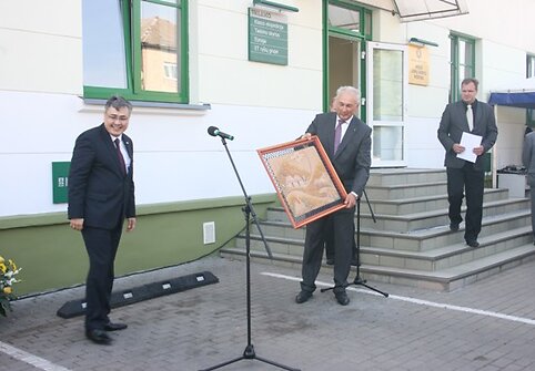  Kazachstano ambasadorius Lietuvoje G.Koi&scaron;ybajevas B.Petrauskui padovanojo paveikslą. 2010 m. rugsėjo 24 d.